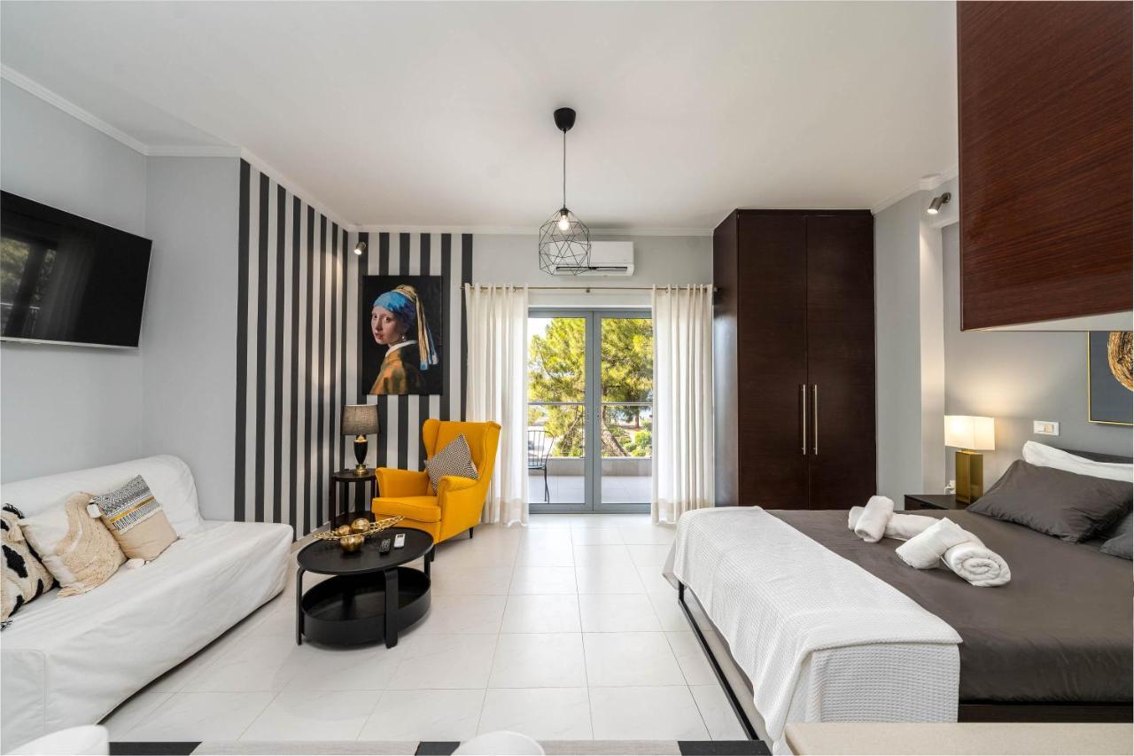 Byron Luxury Apartments Egio Exterior foto