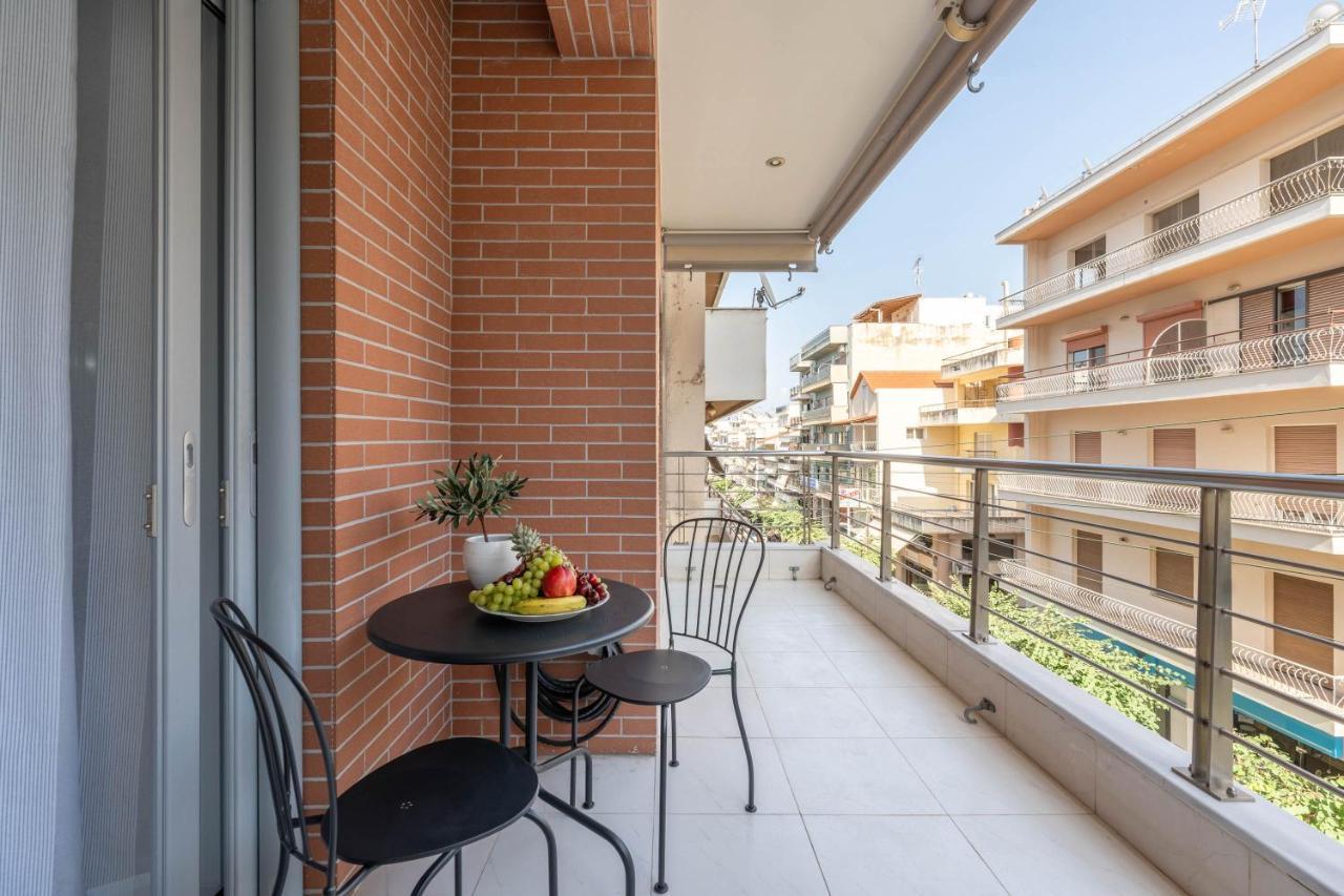 Byron Luxury Apartments Egio Exterior foto