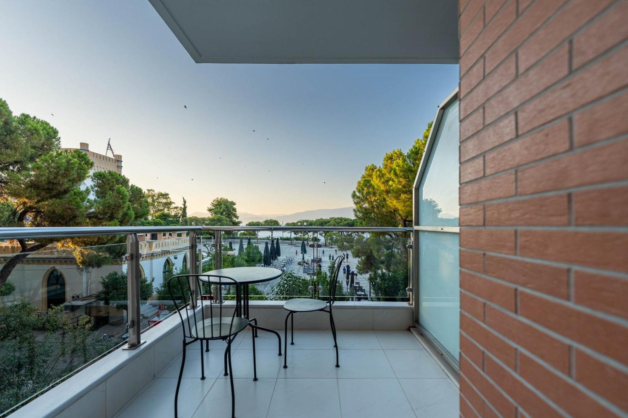 Byron Luxury Apartments Egio Exterior foto