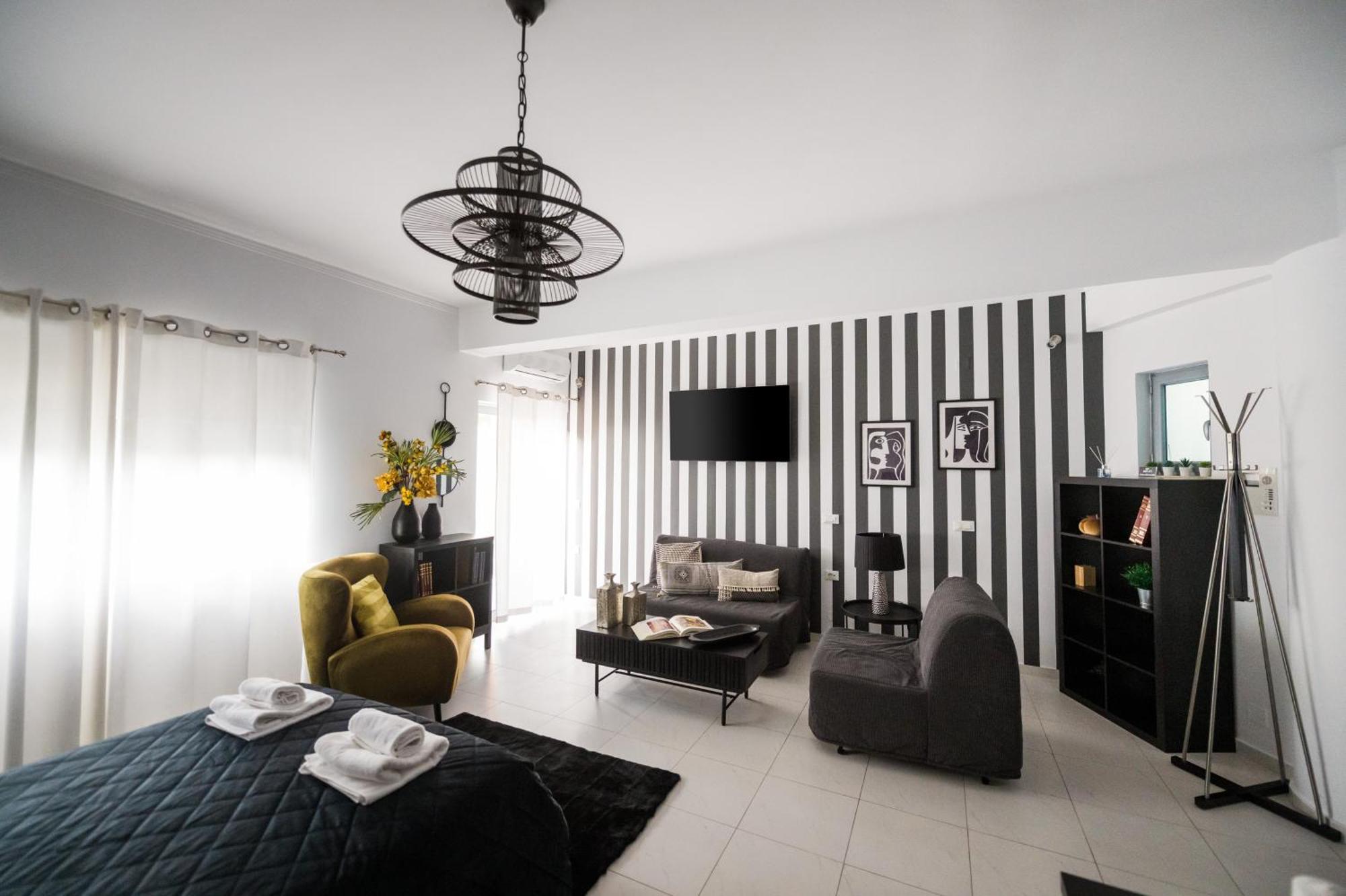 Byron Luxury Apartments Egio Exterior foto
