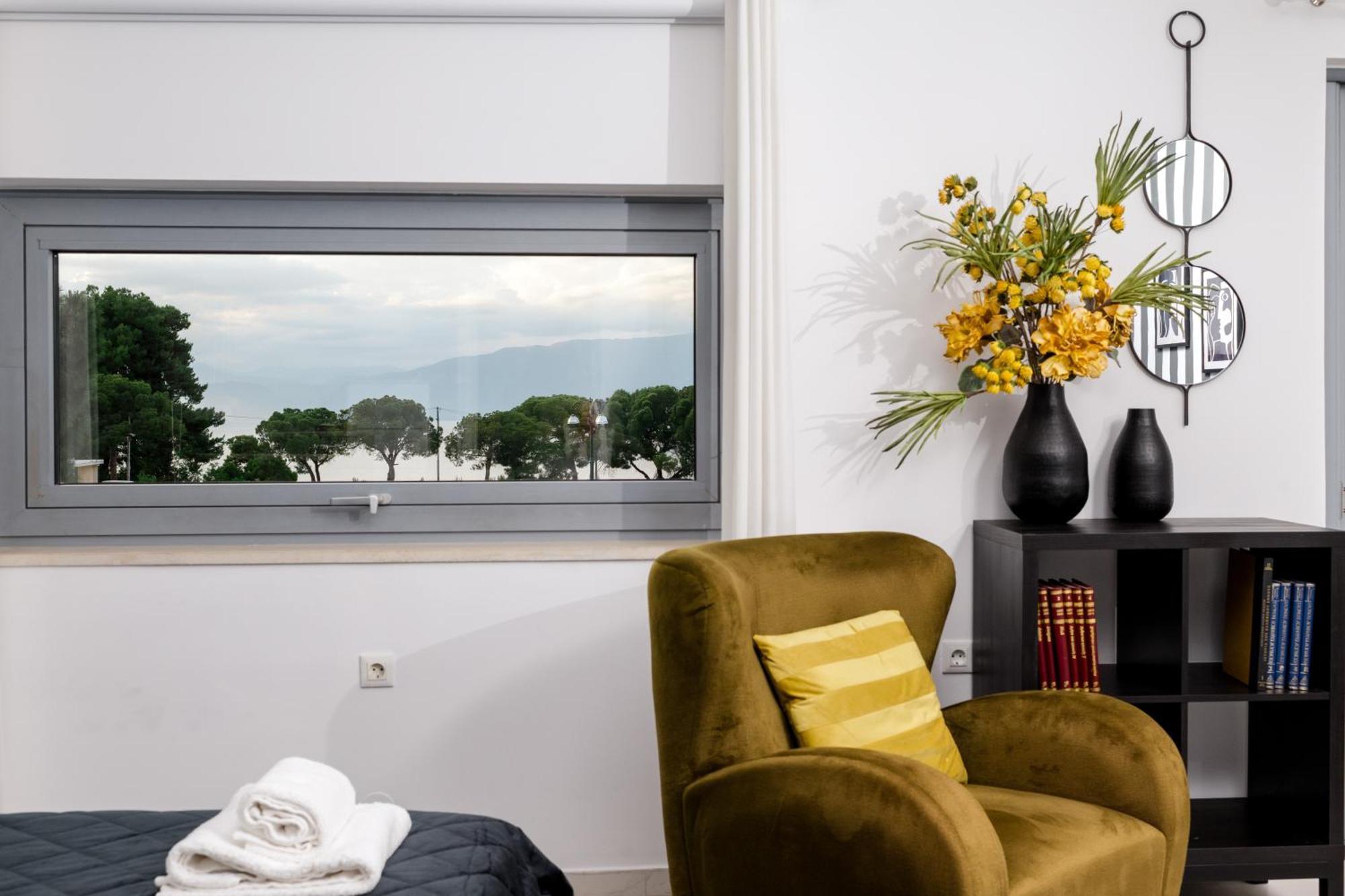 Byron Luxury Apartments Egio Exterior foto